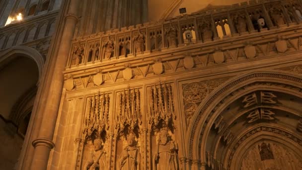 低角度视图 精美的石制询问屏幕与国王的雕像 坎特伯雷大教堂每一个角落都有宏伟的建筑细节 令人惊叹的宗教和历史遗迹 — 图库视频影像
