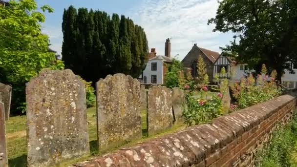 Oude Stenen Grafstenen Een Oude Begraafplaats Achter Bakstenen Muur Canterbury — Stockvideo