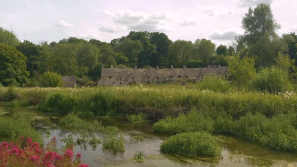 Encantador Assentamento Medieval Meio Vegetação Exuberante Paisagem Rural Britânica Vista — Vídeo de Stock