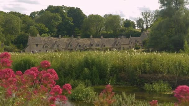 Casas Pedra Idílica Espreitar Entre Vegetação Exuberante Paisagem Rural Britânica — Vídeo de Stock