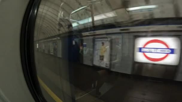 유니티드 2023년 15일 역에서 출발하는 지하철 열차의 창문을 사려깊은 기차는 — 비디오