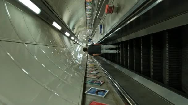 Лондон Объединенный Кингдом Сентября 2023 Пов Поездка Позади Человека Эскалаторе — стоковое видео