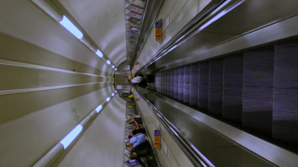 ロンドン ユニテッド キングダム 15September 2023 Pov ロンドンの地下鉄駅のフロア間のエスカレーターで旅する乗客 人々は近代的な階段の地下公共交通機関のプラットホームの間を通ります — ストック動画