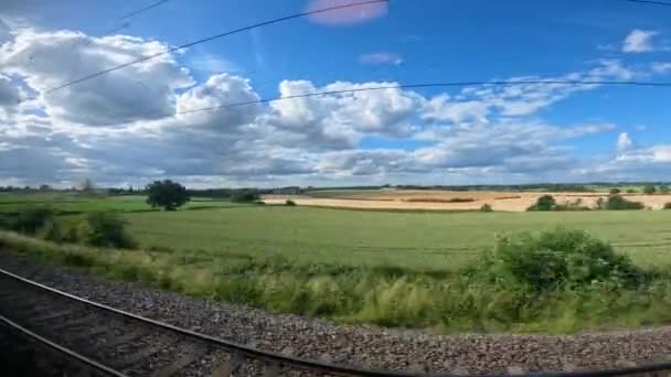 Pov Przejazd Pociągiem Przez Piękne Zielone Angielskie Krajobrazy Słoneczny Letni — Wideo stockowe