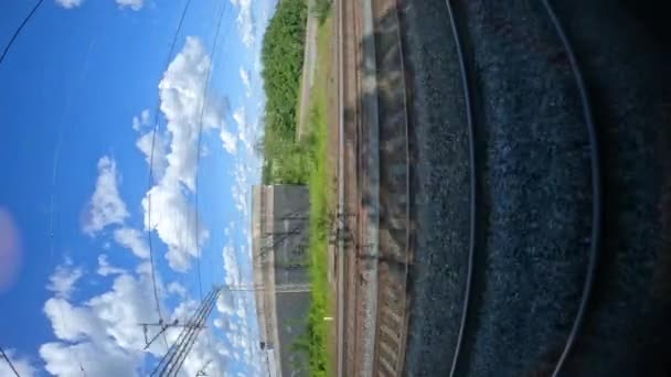 Ποv Vertical Ταξιδεύοντας Κατά Μήκος Μιας Αγροτικής Σιδηροδρομικής Γραμμής Που — Αρχείο Βίντεο