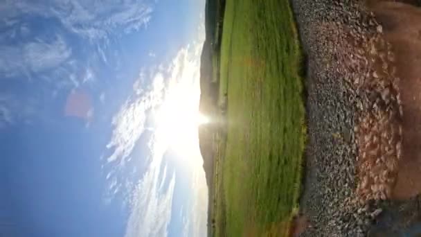 Pov Vertical Lens Flare Naturskön Landsbygd Genom Fönstret Ett Resande — Stockvideo