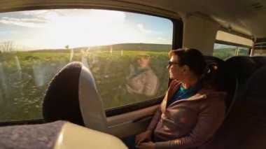 İş gününün sonunda işten eve trenle gidip gelen genç bir kadın. Pencerenin kenarında oturur ve güzel manzaraların tadını çıkarır. Tren öğleden sonra güneş ışığı altında parlayan tarlalar ve çayırlar gibi..