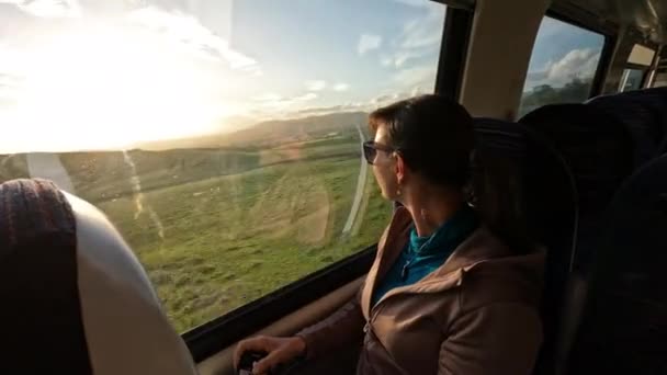 Χαρούμενη Τουρίστρια Θαυμάζει Τοπίο Καθώς Ταξιδεύει Στην Αγγλία Βγάζει Φωτογραφίες — Αρχείο Βίντεο