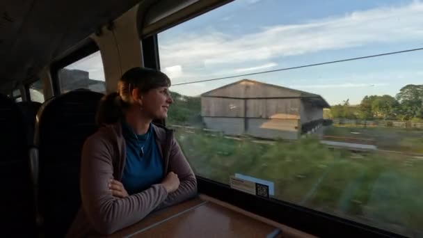 Usmívající Cestovatelka Cestě Vlakem Malebné Anglické Krajině Mladá Žena Používá — Stock video