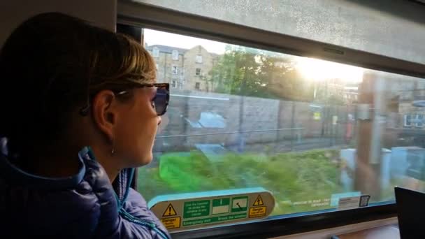 Lancaster Spojené Království Září 2023 Žena Sedící Vlakového Okna Přijíždějící — Stock video