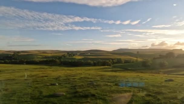 Сценічний Поїзд Їздить Пагорбах Шотландської Сільської Місцевості Золотому Заході Сонця — стокове відео