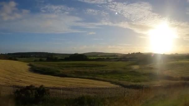 Πράσινη Σκοτσέζικη Εξοχή Χρυσό Πρωινό Φως Μέσα Από Παράθυρο Ενός — Αρχείο Βίντεο