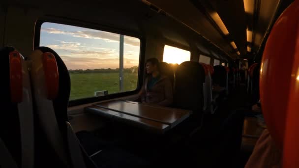 Egy Hölgy Vonattal Átutazza Vidéket Egy Gyönyörű Reggelen Fiatal Ablaknál — Stock videók