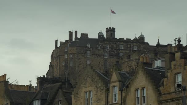 Famoso Castillo Edimburgo Sobre Los Tejados Antiguas Casas Adosadas Piedra — Vídeo de stock