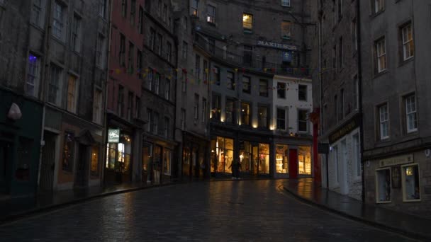 Edinburgh Scotland Ηνωμενο Βασιλειο Σεπτεμβριου 2023 Φωτισμένες Βιτρίνες Καταστημάτων Ένα — Αρχείο Βίντεο