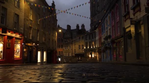 エディンバル スコットランド ユニットキンダム セプトナー 2023 ローアンテルView 雨の日に夜のライトで輝くウェットコブストーン 古い中世の中心部の魅力と静かなビクトリアストリート — ストック動画