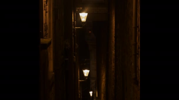 Cerrar Farolas Iluminadas Una Estrecha Calle Lateral Una Ciudad Medieval — Vídeos de Stock