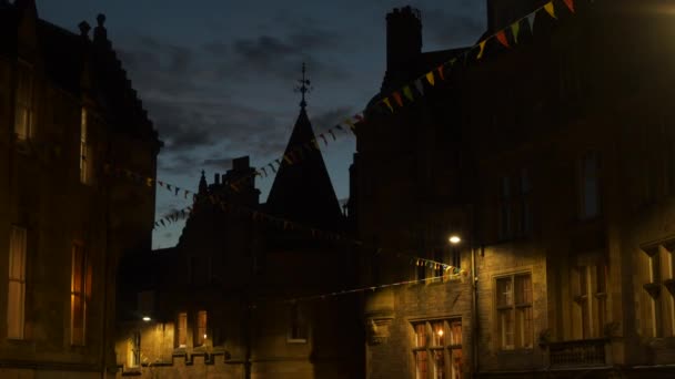 Feestelijke Decoraties Een Oude Straat Historische Stad Edinburgh Schemering Kleurrijke — Stockvideo