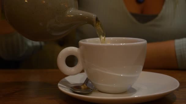 Close Женская Рука Наливает Традиционный Английский Чай Чашки Белую Чашку — стоковое видео