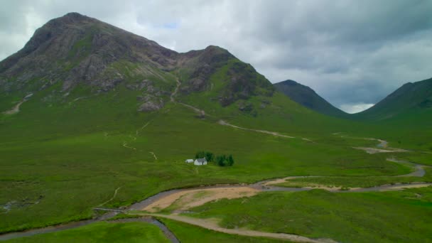 Aerial Oszałamiający Krajobraz Szkockich Wyżyn Rzeką Coe Kręcącą Się Przez — Wideo stockowe