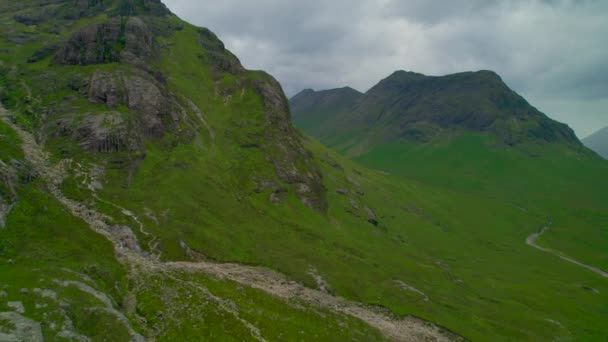Aerial Skalnatý Travnatý Horský Svah Nad Zeleným Údolím Klikatá Řeka — Stock video