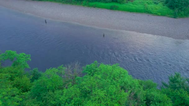 エリアル 2人の漁師が釣っている川を囲む緑豊かな カラフルな空は 夏の朝に広く流れるネヴィス川を反映しています スコットランドのハイランドの美しく平和なシーン — ストック動画