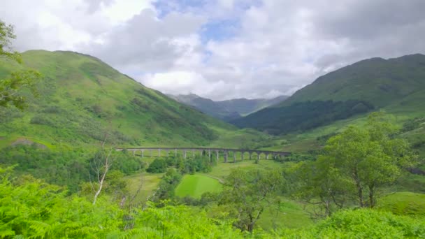 Krásný Výhled Slavný Železniční Viadukt Glenfinnan Přes Malebné Údolí Malebná — Stock video