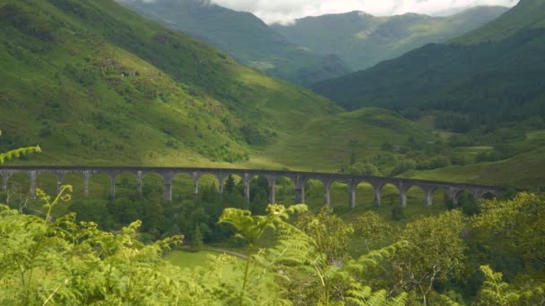 Ünlü Demiryolu Viyaoluğunun Arkasındaki Yeşil Yamaçta Güneş Gölge Oyunu Skoçya — Stok video