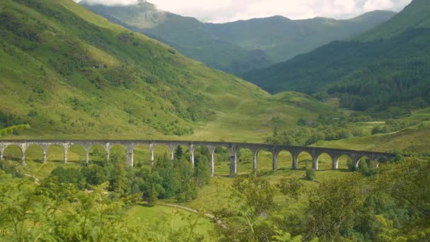 Glenfinnan Viyadük Ile Skoçya Nın Dramatik Manzarası Yeşil Dağ Yamacında — Stok video