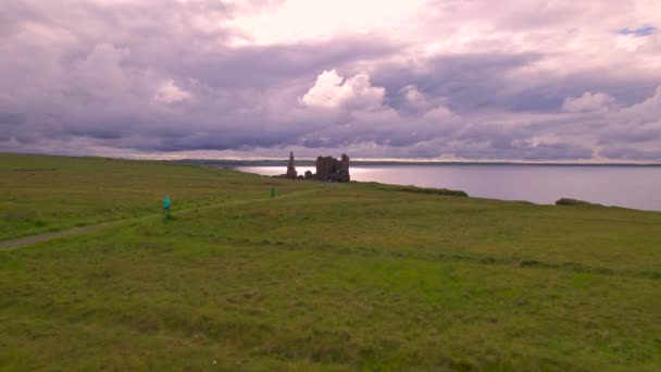 Aerial Starożytne Urwiska Górne Ruiny Sinclair Girnigoe Castle Pochmurny Dzień — Wideo stockowe