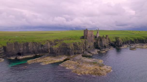 Aerial Prachtige Klif Kust Met Oude Ruïnes Van Kasteel Sinclair — Stockvideo