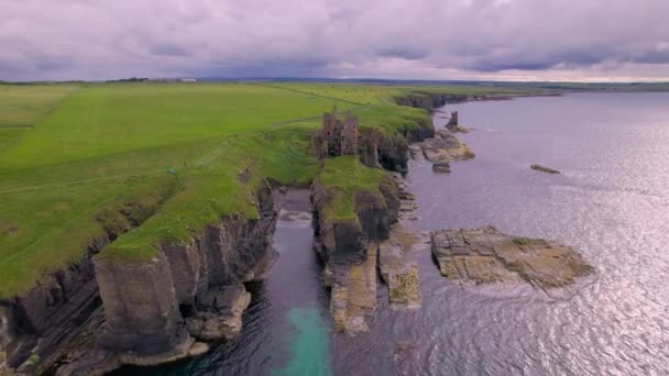 エリアル 古い要塞の残りの海によって形作られた信じられないほどの風景 急な岩の崖の端にある歴史的な城シンクレア ジルニゴエの絵の遺跡 スコットランドの劇的な海岸 — ストック動画