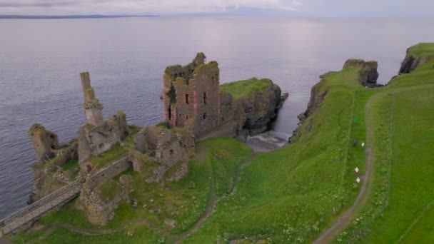 에어리얼 절벽의 가장자리에 신클레어 Girnigoe의 역사적 오래된 요새의 잔해와 바다에 — 비디오