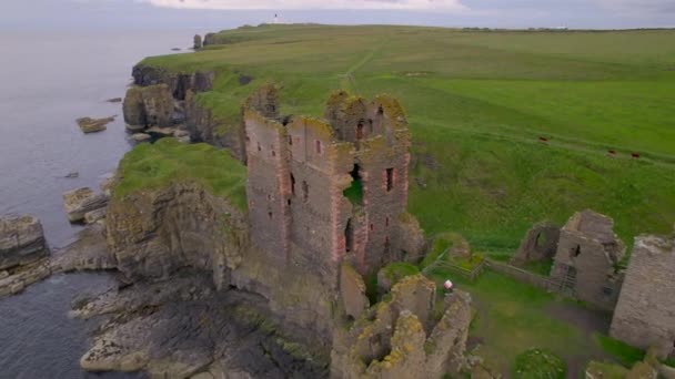 에어리얼 신클레어 기르니고에 Castle Sinclair Girnigoe 오래된 요새의 폐허와 바다에 — 비디오
