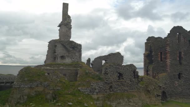 在悬崖顶上的Sinclair Girnigoe城堡被毁的石头结构 在多云的夏日 苏格兰美丽的海岸线上 一座历史要塞的遗迹风景如画 保存完好 — 图库视频影像