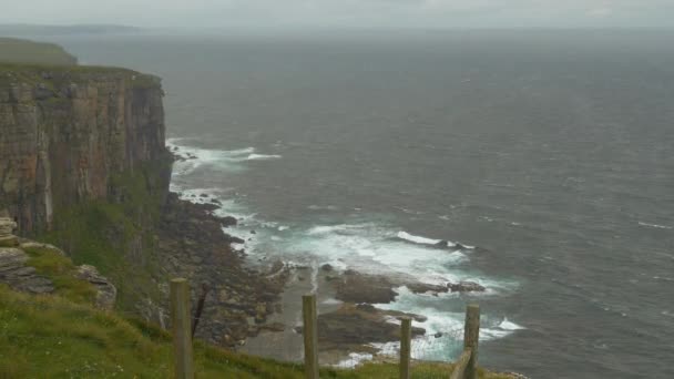 在大英帝国大陆最北端的旅游胜地度过了一个多雨的夏日 强风吹拂着长满青草的岩石悬崖峭壁 悬崖峭壁耸立在崎岖起伏的大西洋之上 苏格兰北部的坏天气 — 图库视频影像