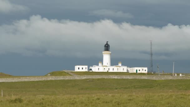 タイムラプス 暗い雲がその上に転がるように太陽の下の白い灯台 スコットランドの北海岸線で常に天候が変化しています まだ稼働しているノスヘッド灯台の美しい眺め — ストック動画