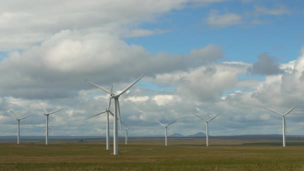 스코틀랜드 고지대의 강풍은 전기를 생산하는 터빈을 구동합니다 전력의 친환경적이고 가능한 — 비디오