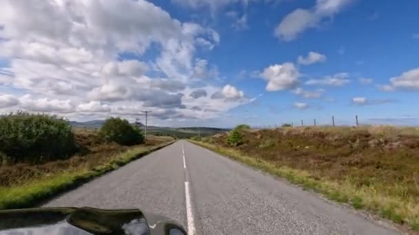 Naik Mobil Melalui Pemandangan Yang Sangat Indah Dari Pulau Skotlandia — Stok Video