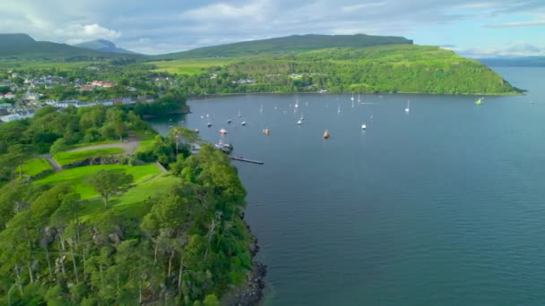 エリアル ポートリーの美しい島の町の港にアンカーボート スカイの丘の緑の島にある美しい小さな町の家の多彩なファサード 北スコットランドの素晴らしい景色 — ストック動画