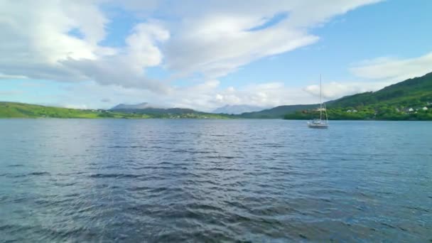 Aerial Loch Portree Και Ένα Αγκυροβολημένο Ιστιοφόρο Θέα Την Εκπληκτική — Αρχείο Βίντεο