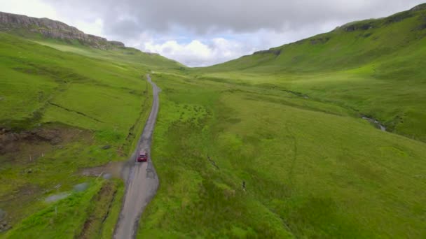 Aerial Autofahrt Durch Ein Wunderschönes Tal Durch Das Sich Der — Stockvideo