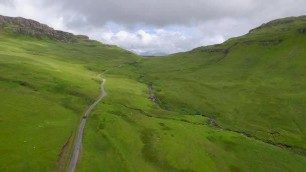 Aerial Atemberaubende Grüne Hügellandschaft Mit Einem Roten Auto Das Auf — Stockvideo