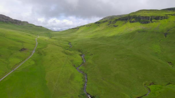 Aerial Rzeka Talisker Wijąca Się Przez Piękną Zieloną Dolinę Wśród — Wideo stockowe
