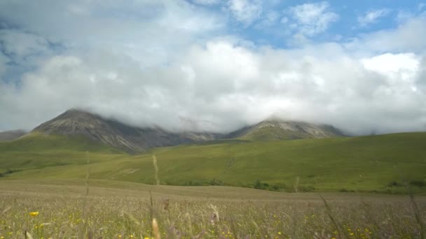 スカイ島の風光明媚な雲に覆われた山頂の谷からの眺め スコットランド北部の緑の島で絶えず天候を変える絵と劇的な風景 — ストック動画