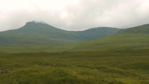 생생한 잔디로 아름다운 스코틀랜드 북부의 스카이 섬에서 끊임없이 변화하는 날씨가 — 비디오