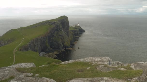 Bulutlu Bir Günde Skye Adası Nda Deniz Feneri Olan Batıya — Stok video