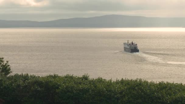太阳在云层中闪耀 在海面上反射 像渡船在正常航线上航行 连接风景如画的苏格兰群岛和大陆的渡船服务 轻柔翻滚的海面上的离船 — 图库视频影像