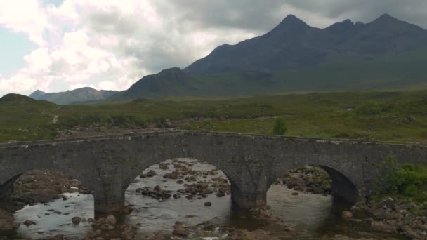 Arka Planda Dağlarla Sligachan Nehri Geçen Manzaralı Kemerli Taş Köprü — Stok video