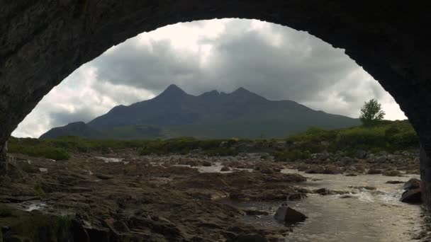 Rámcový Pohled Zpod Oblouku Starého Kamenného Mostu Skotské Krajiny Majestátním — Stock video